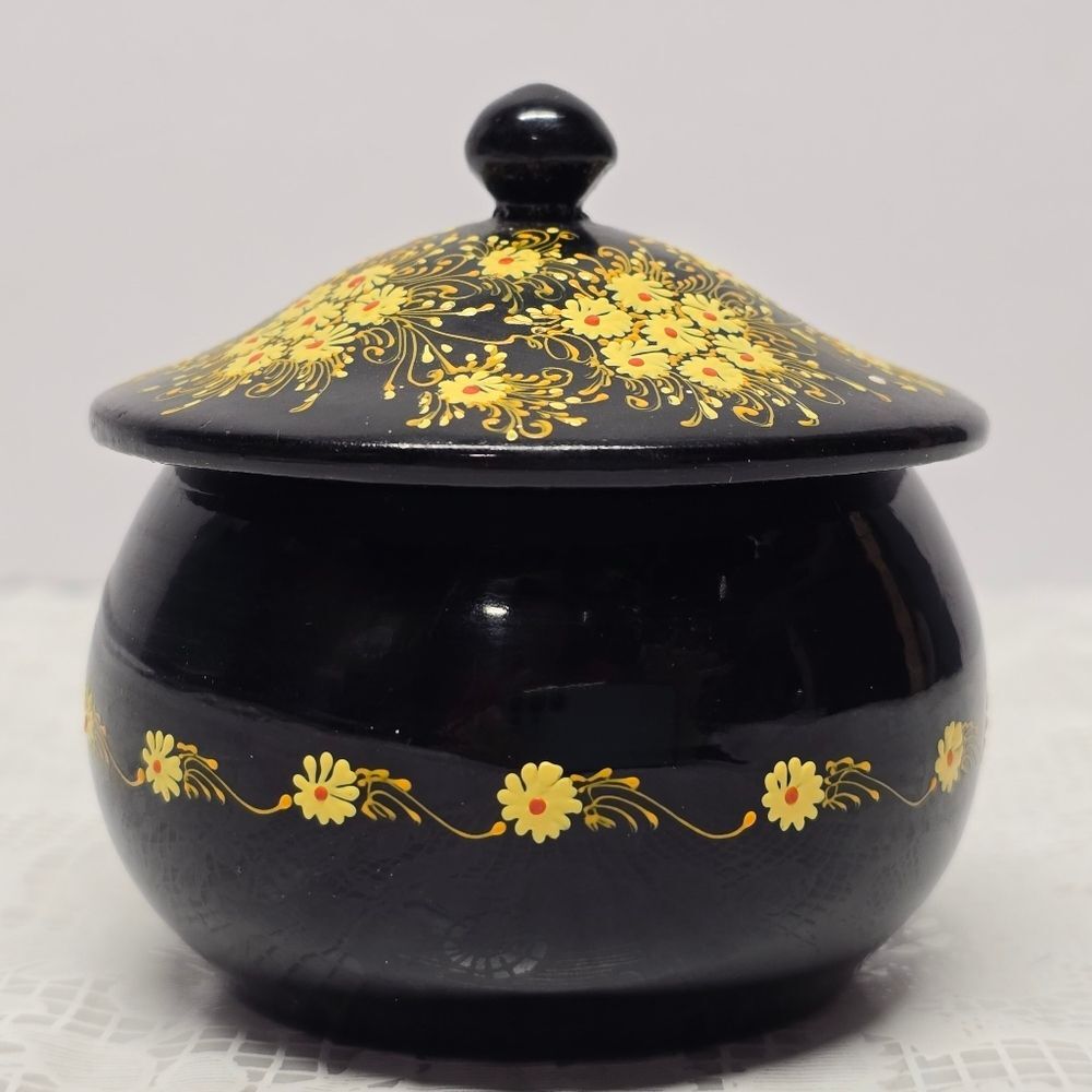 Vintage 60s Floral Daisies Hand Painted Black Lacquered Round Trinket Box - Picture 6 of 13